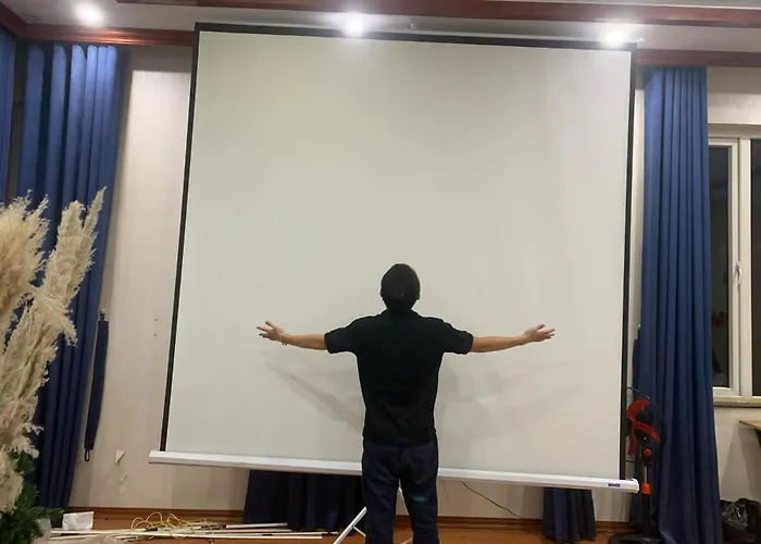 Cine Stu- Big Room With Street View