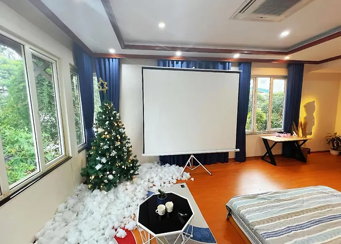 Cine Stu- Big Room With Street View